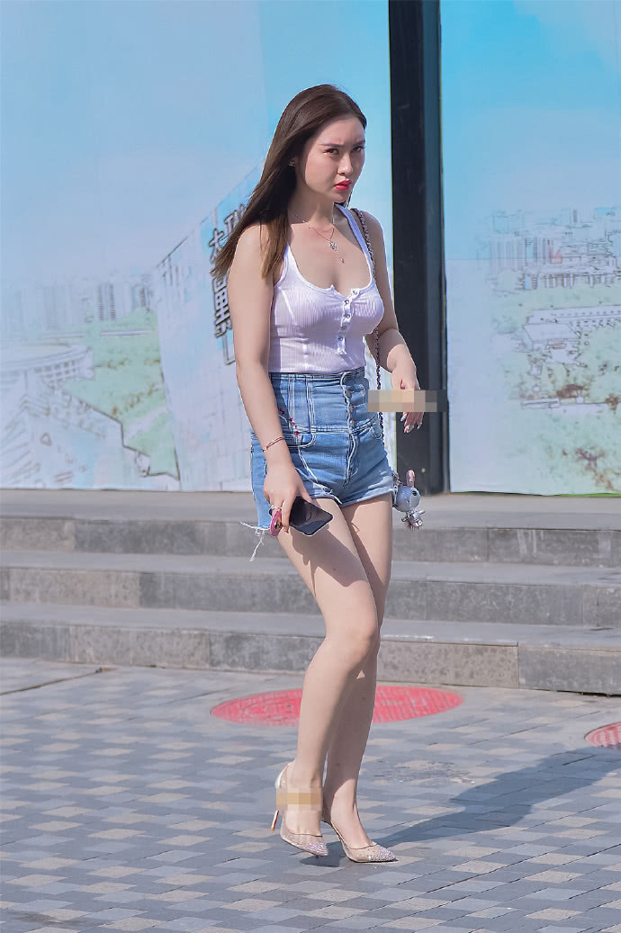 颜值小姐姐,穿一件黑色的吊带装与不穿有什么区别呢?傲人的上围