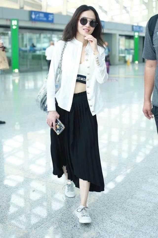 张韶涵真大胆！穿开叉旗袍还当众做这样动作 网友：这尺寸太开放