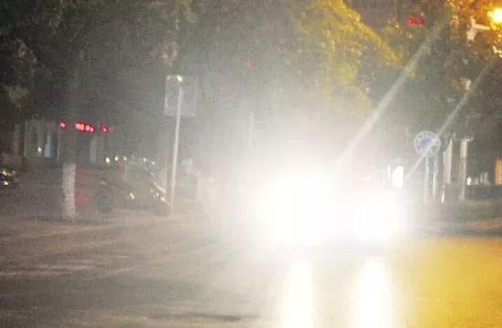 【提醒】”瞬间致盲“请慎用远光灯