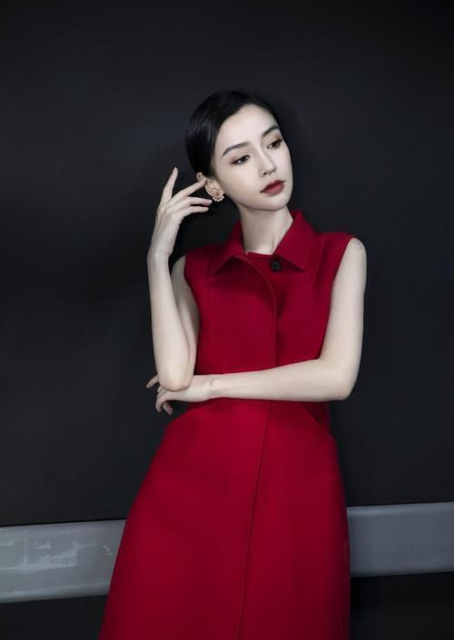 #辣妈#Angelababy变温柔辣妈,大地色基础妆容优雅高级,低调不失气场