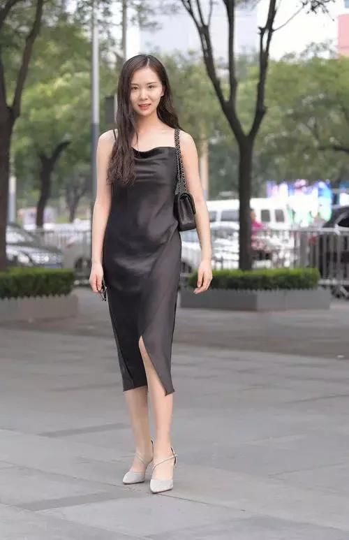 修身连衣裙穿出好身材，很有视感美