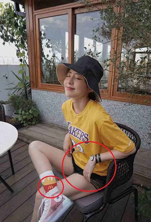 她因爆料赵丽颖陈晓恋情被封杀，穿黑色短裤旁边全部挖成洞