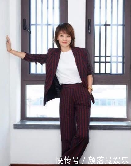  『鸳鸯鞋』马伊琍真赶时髦！靴子故意穿错，一黑一白变“鸳鸯” 洋气又减龄