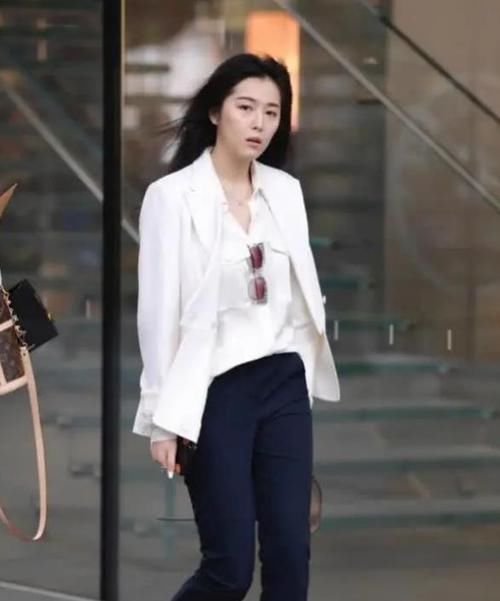  #气质#潮范儿女神来了，街拍：面带笑容的小姐姐，一件黑色上衣配蓝色牛仔裤，女神气质范
