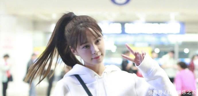 沈梦辰穿露脐装去机场, 肚脐眼的钻石很闪, 网友: 海涛送的吧?