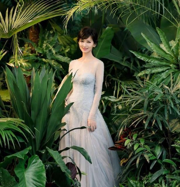  【千万别】过了40岁的女人千万别穿“花”衣服了!学学这样穿减龄显气质!