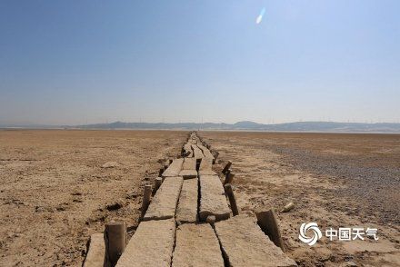  「真容」鄱阳湖水位持续走低 湖底600年古桥露真容