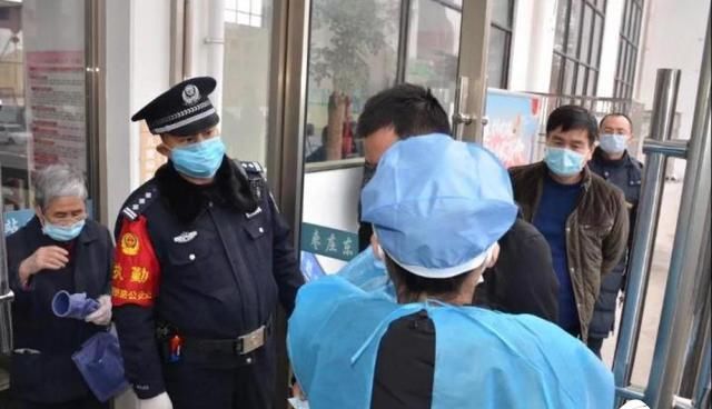  「返程」返程路上丨乘客没买到口罩 56岁的“老铁路“贴心赠送