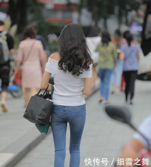 「显得」穿衣风格好的时尚潮流女孩,穿牛仔裤也可以配搭出神秘感