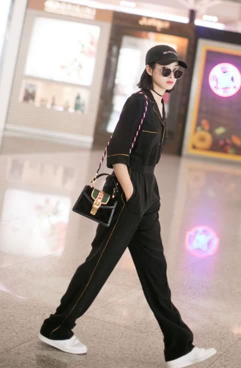 宋茜穿着“睡衣”现身机场,却意外好看,网友:也就只有她能驾驭