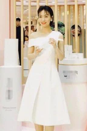 35岁的吴昕与30岁的毛晓彤，同穿露肩装，网友：差距一目了然