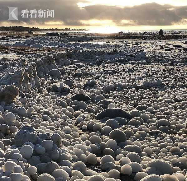 大自然的鬼斧神工！芬兰海岸线现大量“冰蛋”