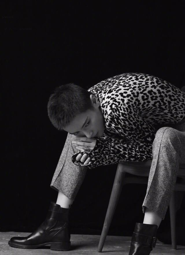 最帅女星李媛，蕾丝吊带别样风情，动作豪放，隐私部位要包包遮挡