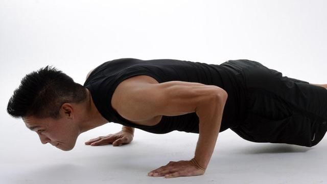 男生体格大改变，只因长期做俯卧撑!
