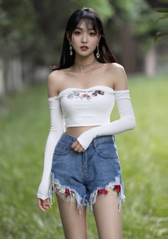  抹胸|抹胸装搭配牛仔裤，散发出美女与众不同的美