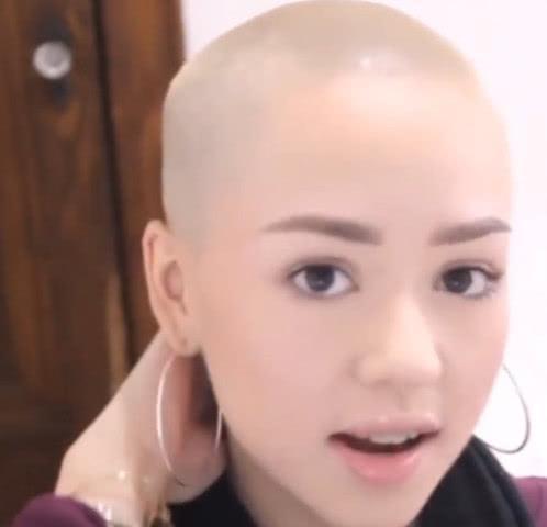 妹子狠心将头发剃光，当戴上耳环那一刻，简直是“宅男杀”漂亮！