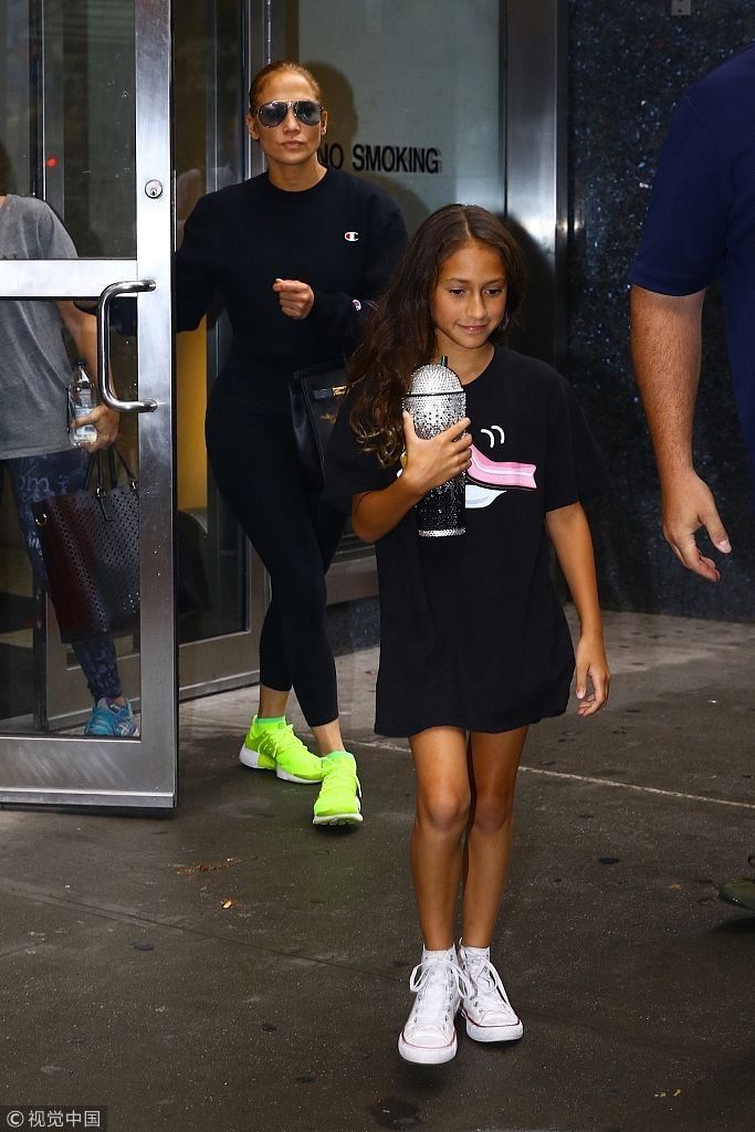 洛佩兹身材肥美脚踩荧光绿跑鞋格外显眼 龙凤胎女儿手捧镶钻水杯