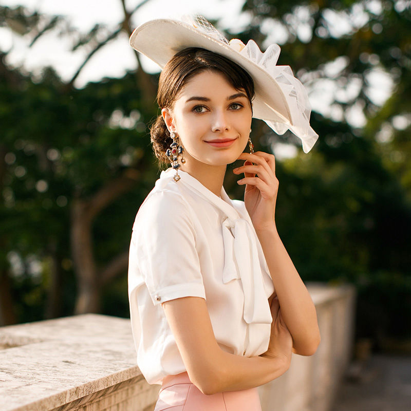 小姨从德国出差回来，穿上这样的连衣裙，实在太迷人，美到不敢认