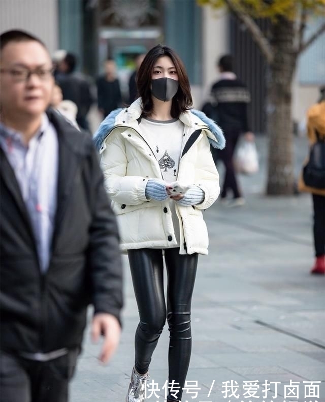 小美女:街拍:小美女身材完美,黑色露肩上衣 露洞牛仔裤,个性十足