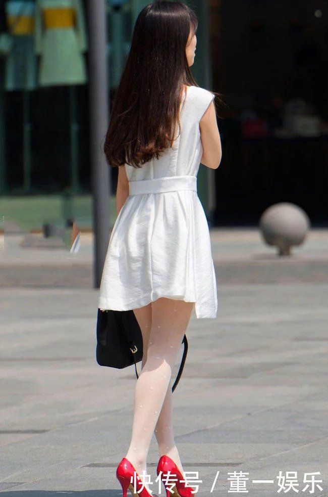 长发小姐姐穿白色连衣裙优雅甜美，十分吸睛迷人