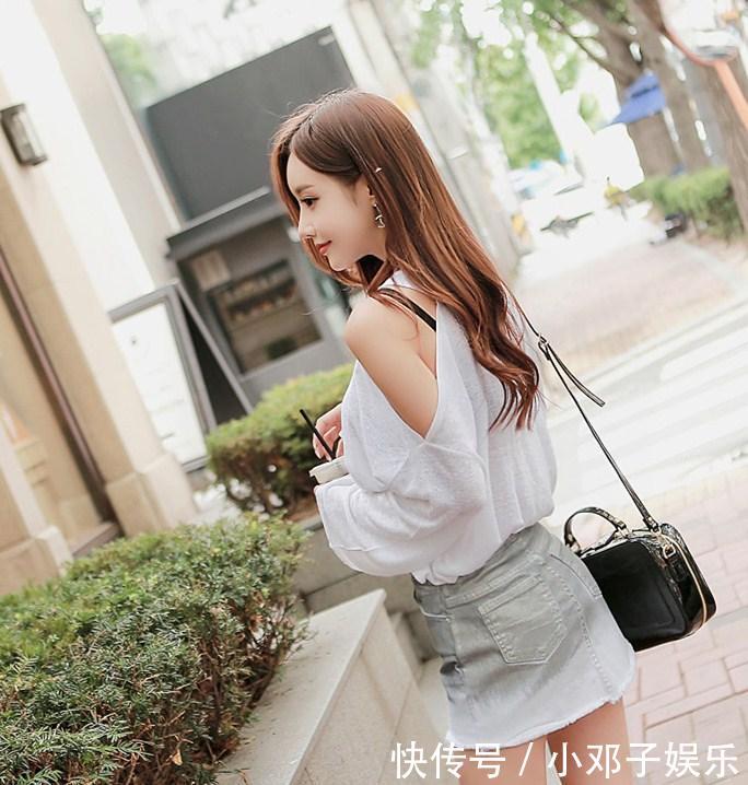  【宽松】俏装美女， 微透针织衫搭配小短裙， 诠释优雅的小性感