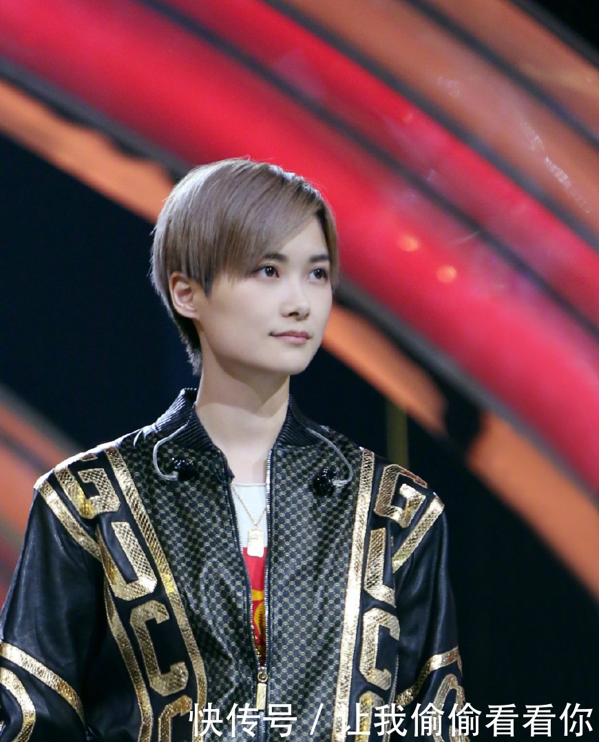 李宇春终于穿裙子了！身穿蛋糕裙高贵优雅，网友：总算有女人味了