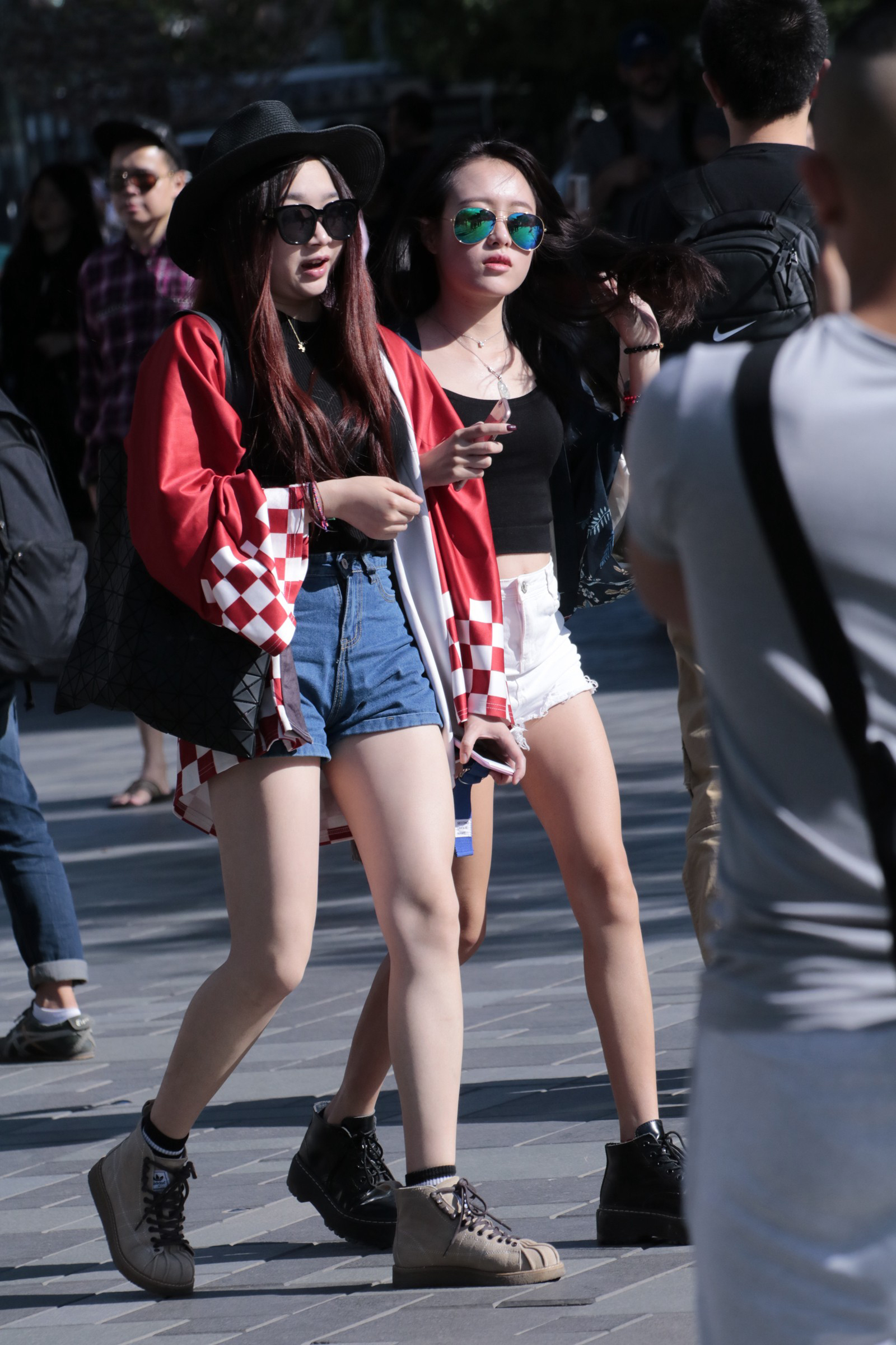 街拍:时尚两姐妹逛街狂秀美腿,夏天的味道越来越浓了
