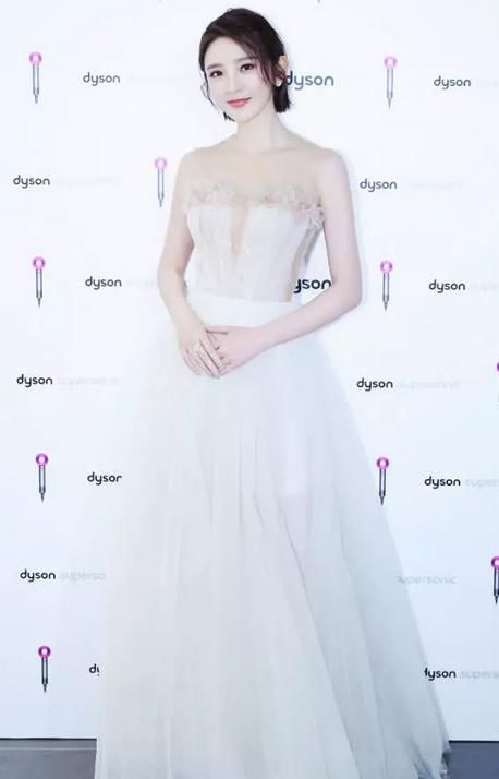 唐艺昕鞋子好看到网友急求链接，而黄灿灿重新解锁了绑鞋带方式!