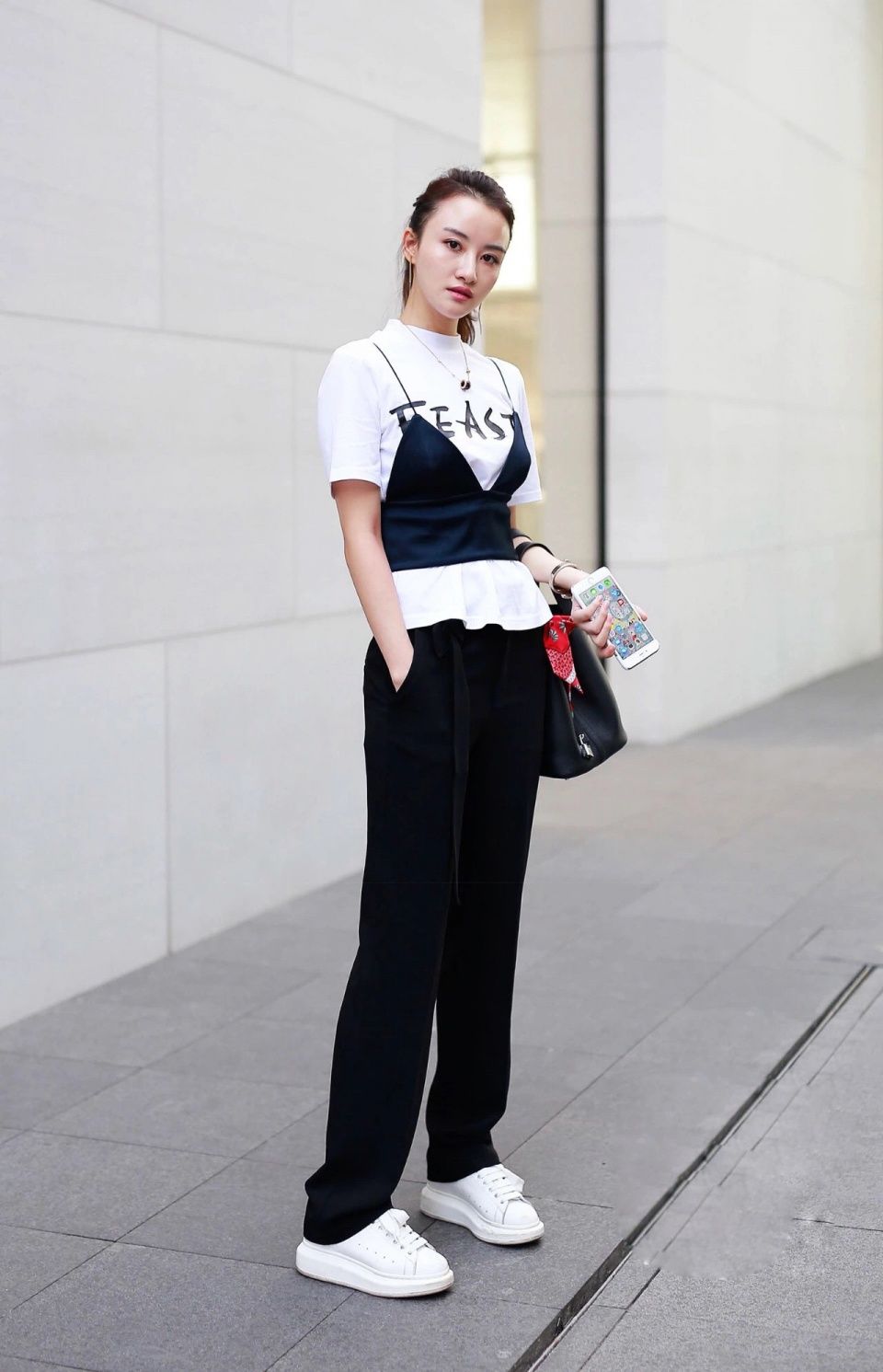 街拍丨所有喜欢白色的姑娘，内心都柔软。