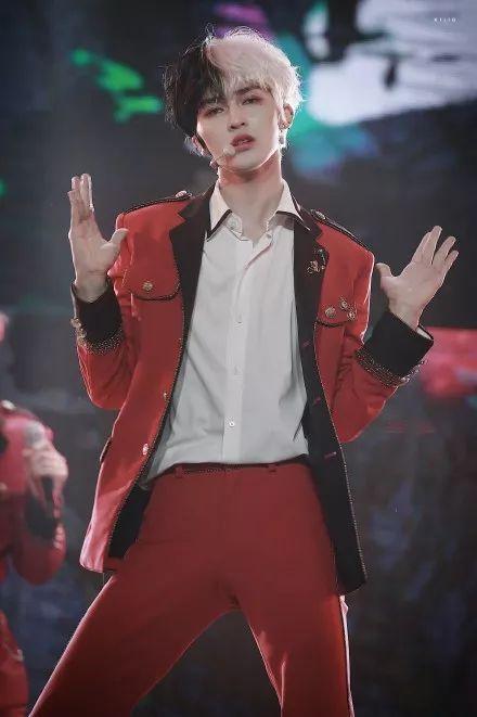 吴亦凡范丞丞“精分”式穿搭，给你一个双拼的爱豆！