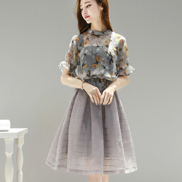 70后女人别打扮太土，试试当下巨火的连衣裙，男人百分百心动