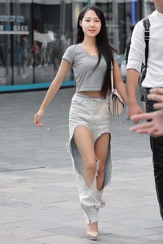 街拍美女：魔鬼般身材的小姐姐害羞了，成熟性感又迷人