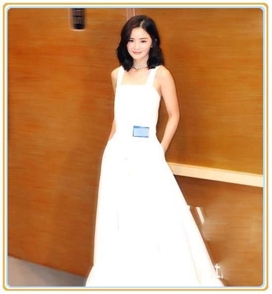 当90斤阿Sa和96斤高圆圆同穿吊带裙，才发现微胖这么占优势