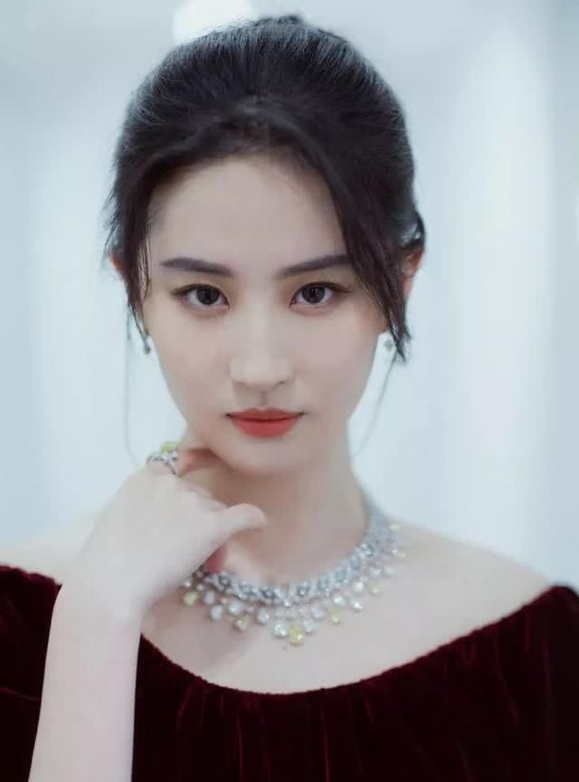 #颧骨突出#真正的美人在“骨”不在“皮”,脸上都有这5点,越老越有气质