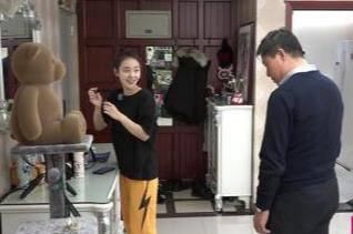 【完美】张佳宁的家算不算完美的重组家庭?张佳宁坦然坐在父母中间位置