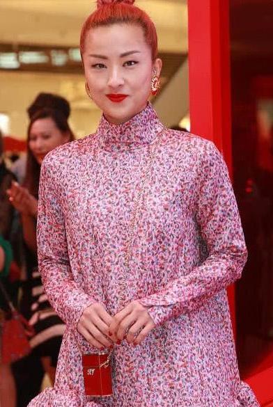 徐濠萦真敢穿! 羽绒服里搭泳衣! 网友: 真空吧?