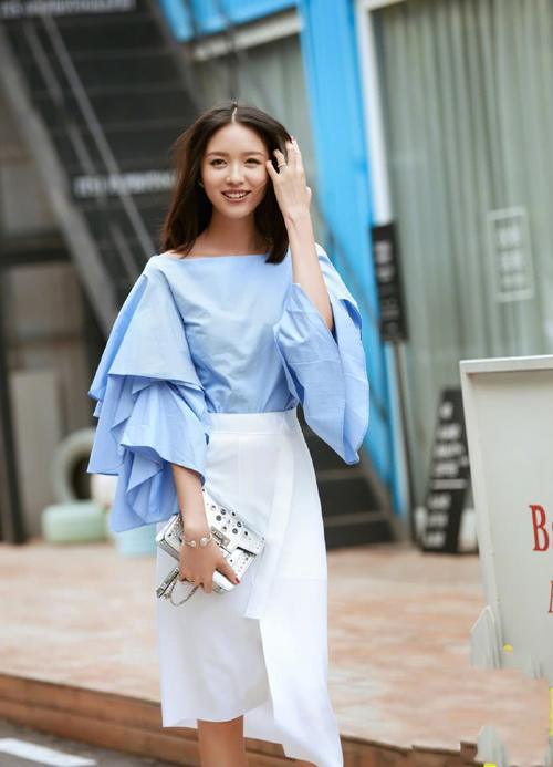 大海全是水，张梓琳全是腿！平底鞋能穿得这么高级的也就只有她了