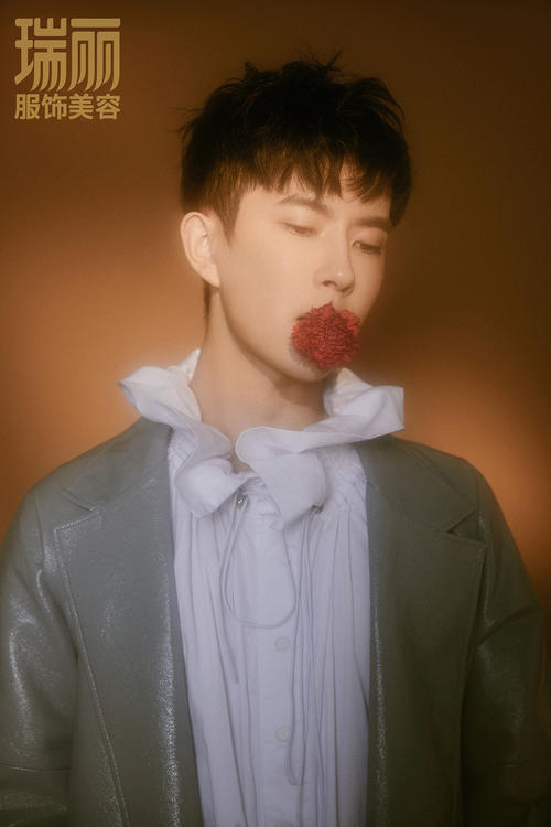 于朦胧杂志大片曝光 “水仙少年”玩转秋日光影变幻