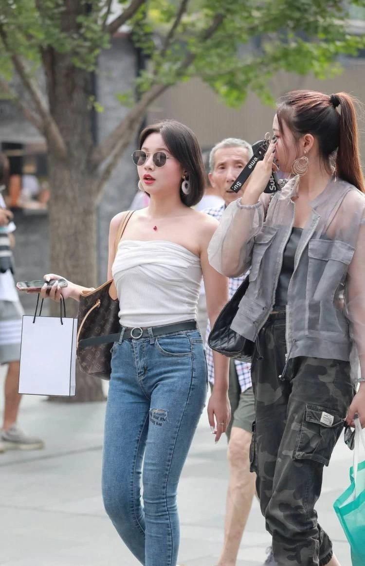 「小姐姐」时尚美女街拍::俏皮两姐妹街上打打闹闹,惹得老大爷不知道看哪个好!