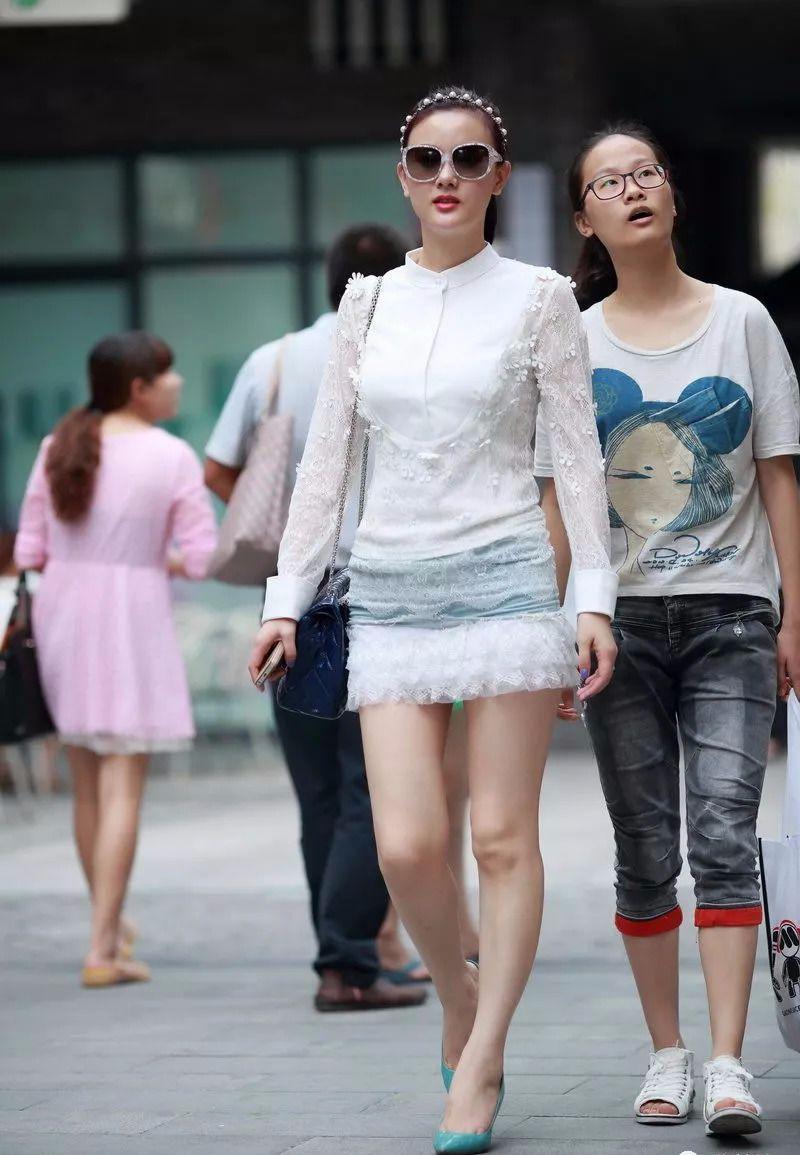 街拍：蕾丝雕花连身裙，看着就不是便宜货！