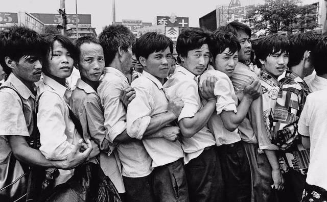  排队■被藏40年的春运偷拍照：那一年，我排队到通宵，那一年…