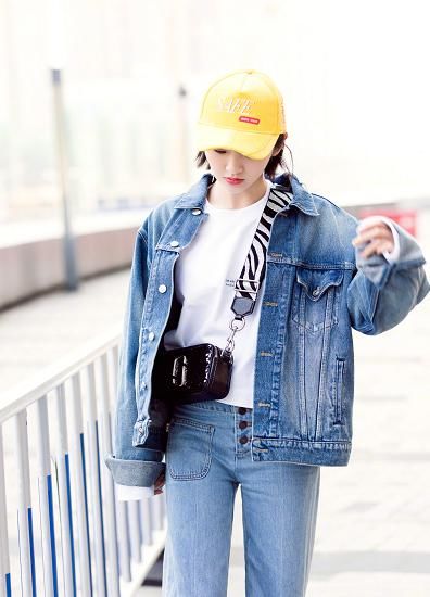 唐艺昕太厉害了,为秀小蛮腰,身穿背带裤,若隐若现很撩人