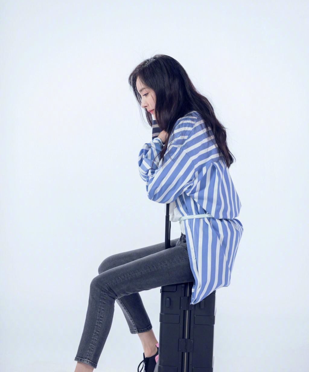 杨幂坐着腿长都好吓人!网友:让我饿一个月都没这身材!