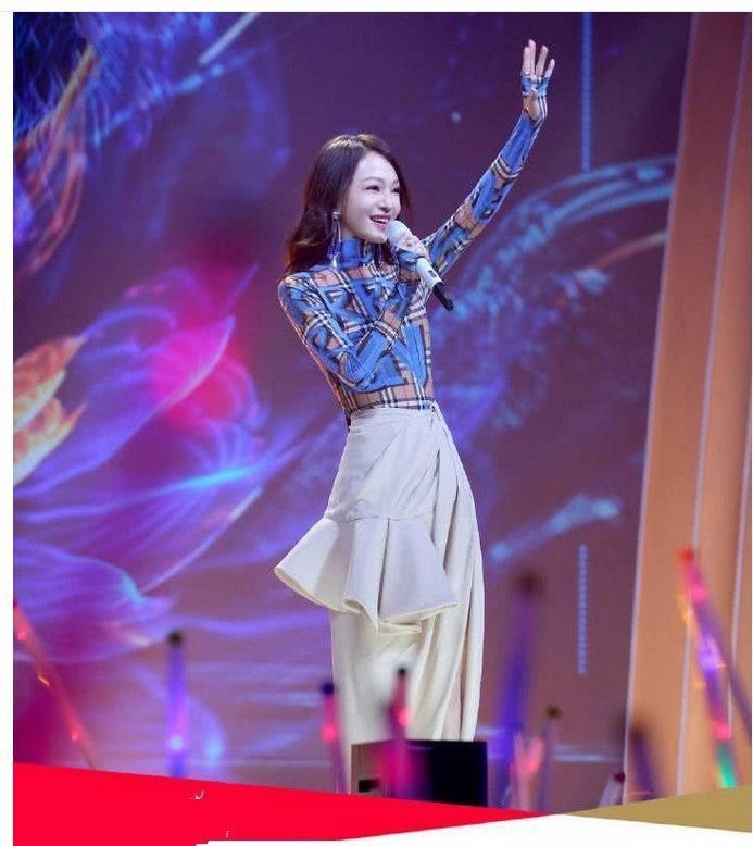 张韶涵满头白发不吓人，这“针管腰”一看就不像正常人?