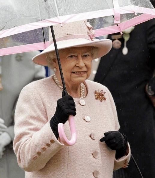 英国女王很“专一”:包包拎了40年不腻，一款鞋子穿50年!