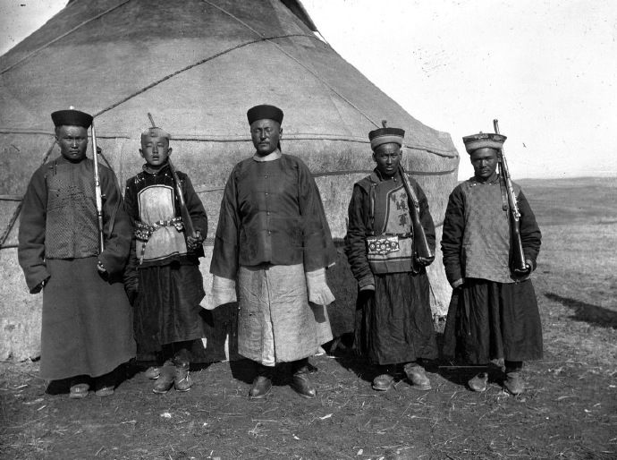 老照片:100年前新疆伊犁地区，特克斯河谷的游牧民族