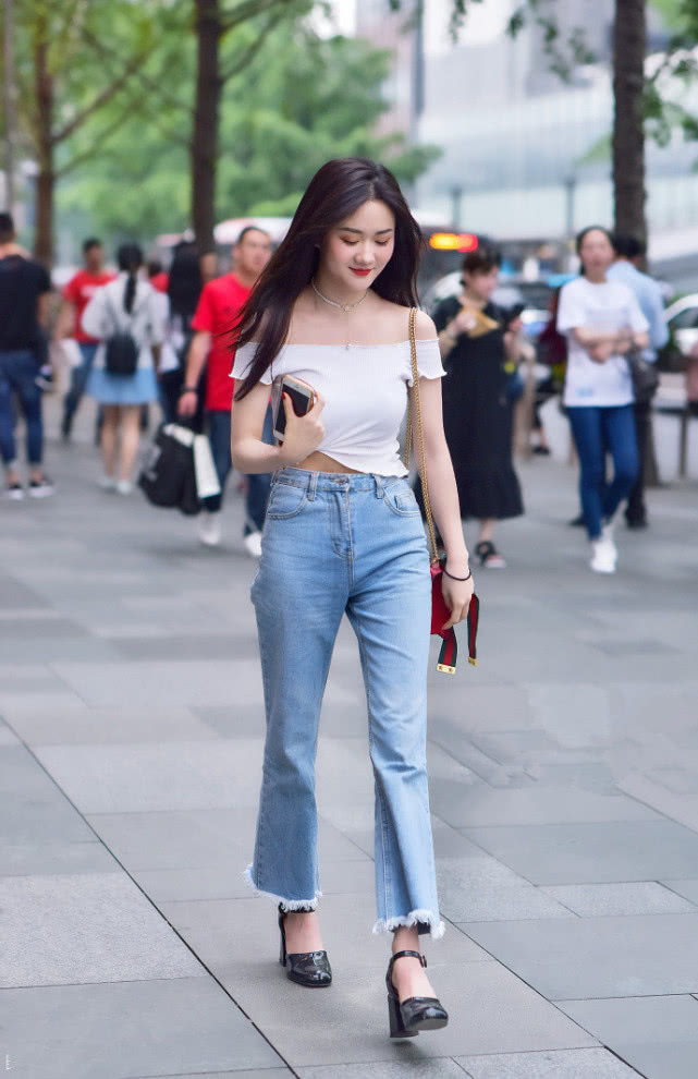 时尚街拍，图一妹子霸气的纹身一般人不敢接近