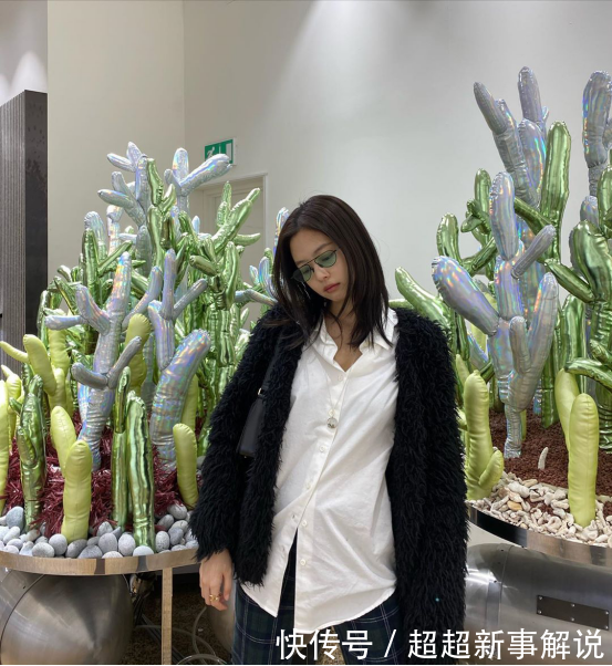  棕色■金智妮实在是太帅了！精致棕色工装搭配白色内搭，女生看了都心动