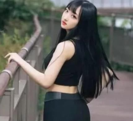 时尚：黑色紧身裤和黑色小衫搭配的可爱小姐姐，看上去很精神漂亮