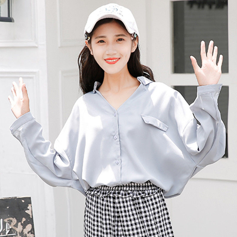 女孩子衣服不能穿的太随意，穿这样的衣服，真的是时尚又显气质